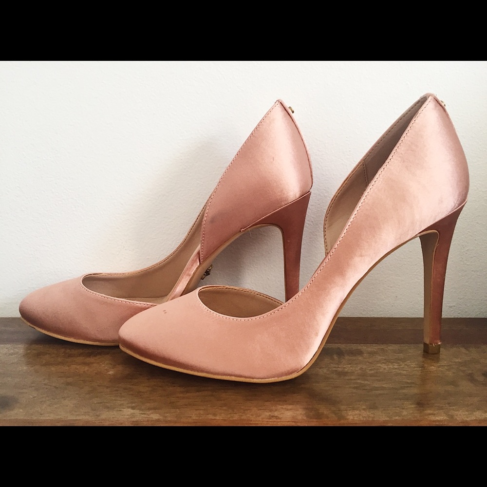 BCBG BLUSH PINK SATIN PUMPS, sz 7